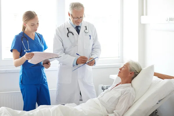 Médecin et infirmière visitant une femme âgée à l'hôpital — Photo