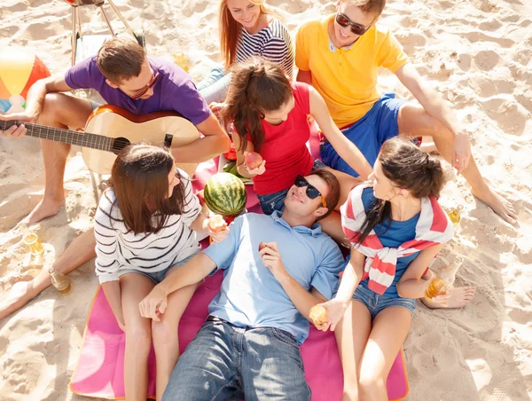 Skupina happy přátelé baví na pláži — Stock fotografie