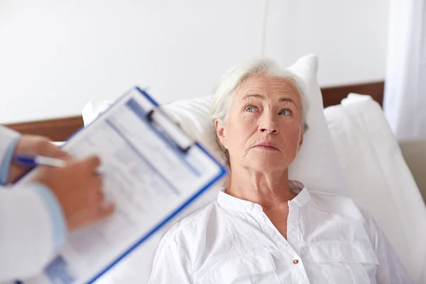 Doktor hostující pacient starší žena v nemocnici — Stock fotografie
