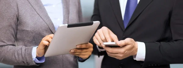 Zwei Geschäftsleute mit Smartphone und Tablet-PC — Stockfoto