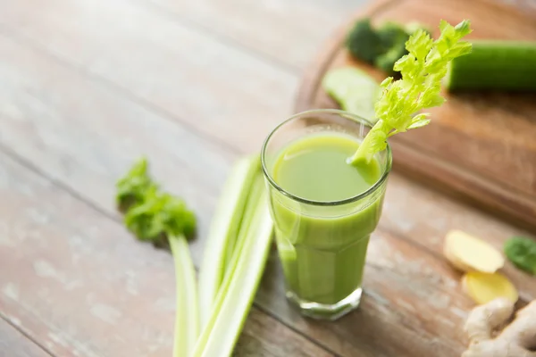 Закрыть стакан свежего зеленого сока и сельдерей — стоковое фото