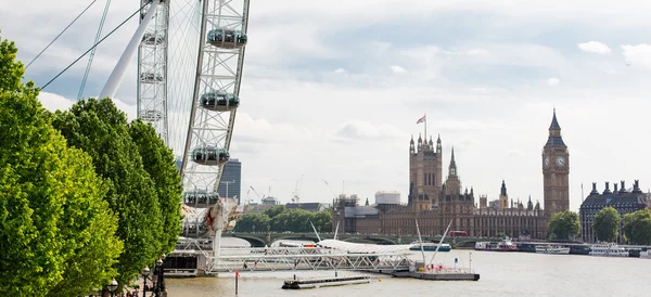 Houses of Parliament and ferris wheel in London — Stockfoto