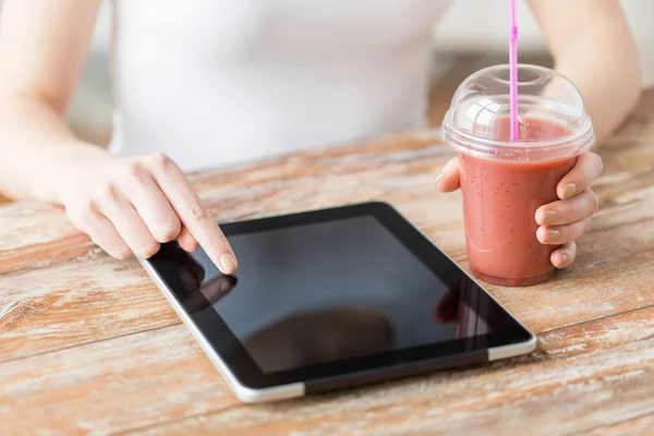 Närbild på kvinna med TabletPC och smoothie — Stockfoto