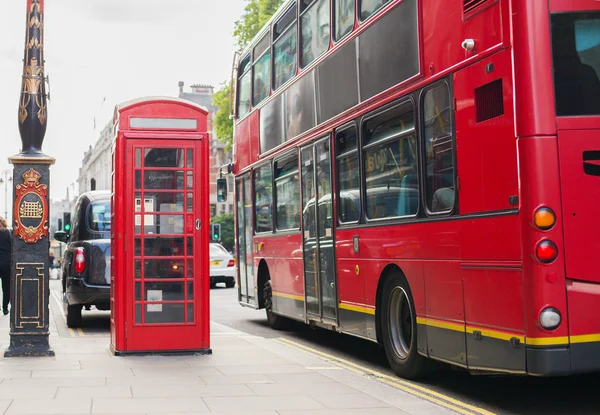 Double decker bus and telephone booth in london — Zdjęcie stockowe