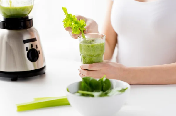 Primer plano de la mujer con licuadora y batido verde —  Fotos de Stock