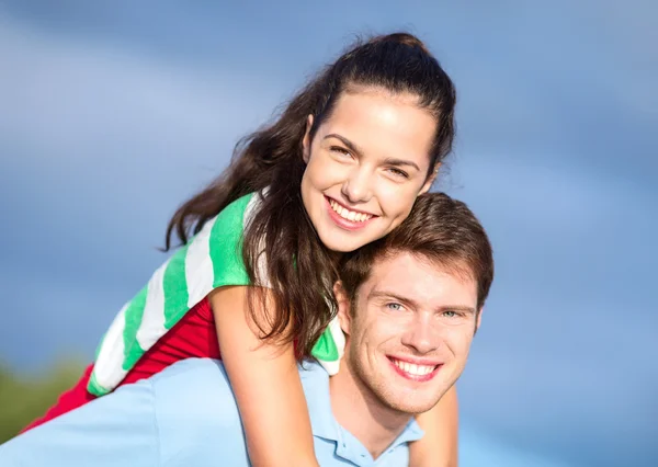 Gruppe glücklicher Paare, die Spaß im Freien haben — Stockfoto