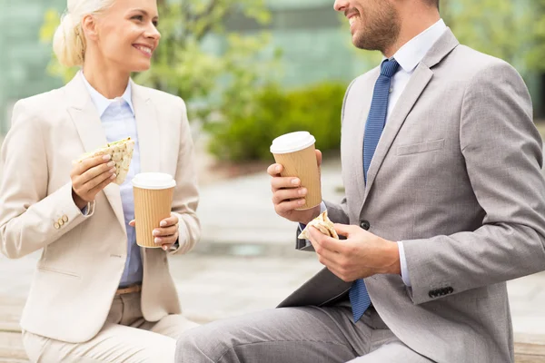 Närbild på business par på fika — Stockfoto