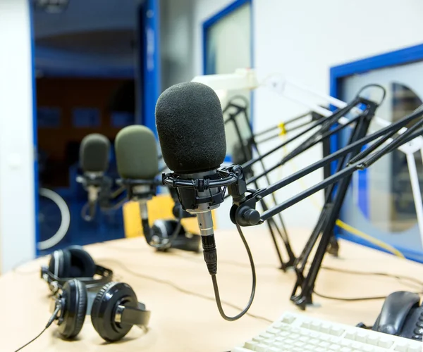 Microfone no estúdio de gravação ou estação de rádio Imagem De Stock