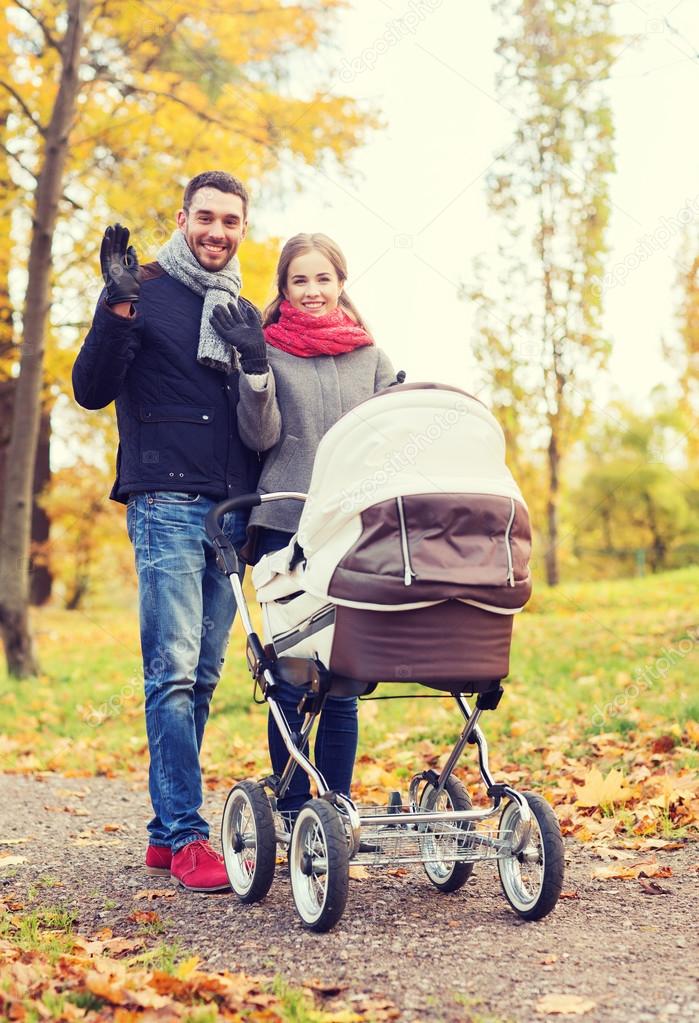 Couple Souriant Avec Poussette Bebe Dans Le Parc D Automne Image Libre De Droit Par Syda Productions C