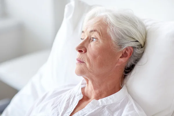 Senior woman patient lying in bed at hospital ward — Stock Photo, Image