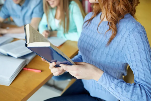 Öğrencilerin okulda kitap okuma yakın çekim — Stok fotoğraf