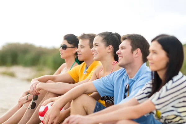 Gruppo di amici felici sulla spiaggia — Foto Stock