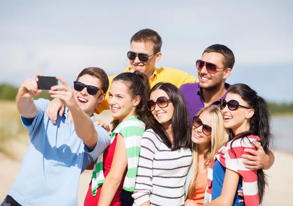 Gruppo di amici che scattano selfie con il cellulare — Foto Stock