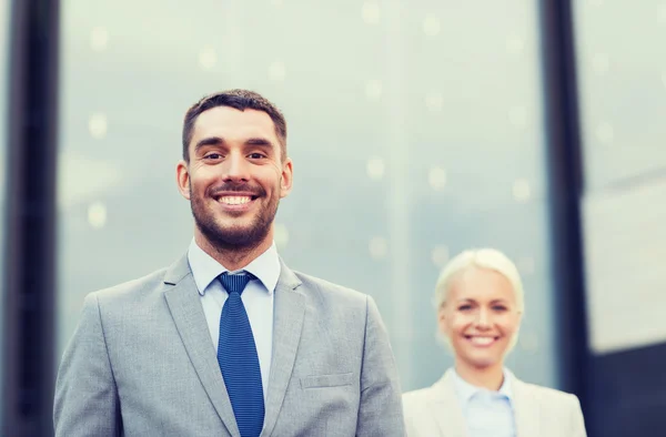 Primer plano de hombres de negocios sonrientes —  Fotos de Stock