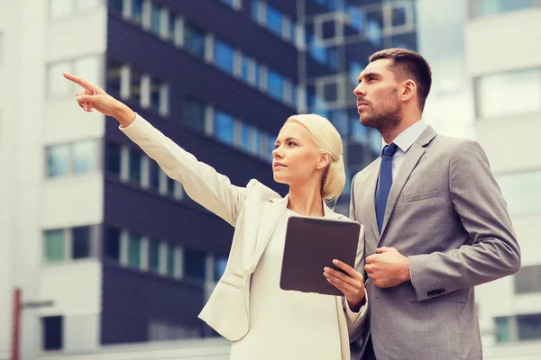 Hombres de negocios serios con la tableta PC al aire libre — Foto de Stock