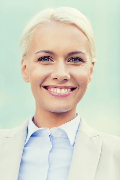 Joven mujer de negocios sonriente sobre edificio de oficinas —  Fotos de Stock