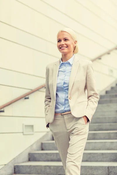 Jeune femme d'affaires souriante descendant les escaliers — Photo