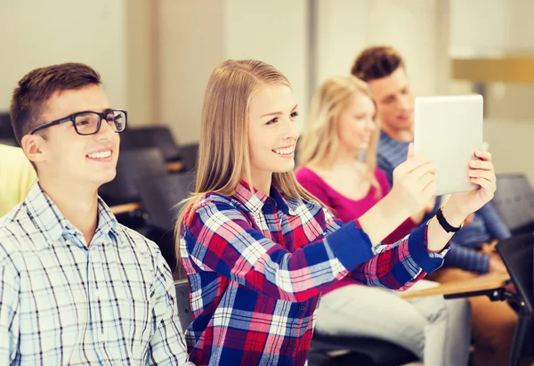 Grupa uśmiechający się studentów z komputera typu tablet — Zdjęcie stockowe