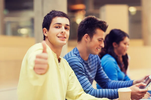 Gruppo di studenti con tablet pc e tazza di caffè — Foto Stock