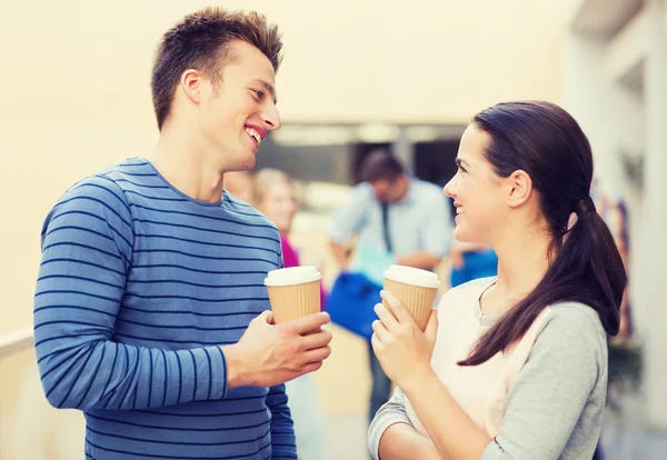 Groep lachende studenten met papier koffie cups — Stockfoto