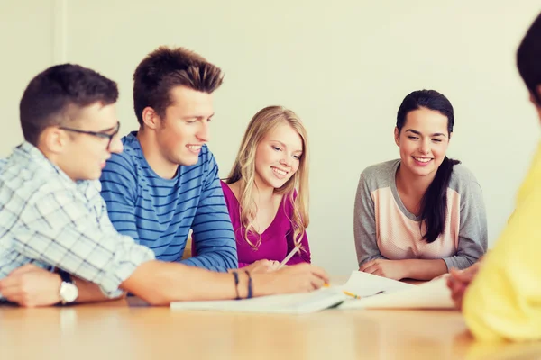 Gruppo di studenti sorridenti con cianografia — Foto Stock