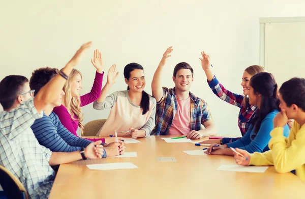 Grupo de estudiantes sonrientes votando — Foto de Stock