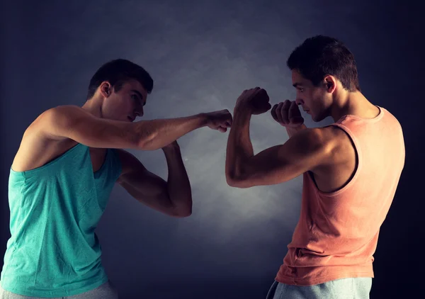 Homens jovens lutando — Fotografia de Stock