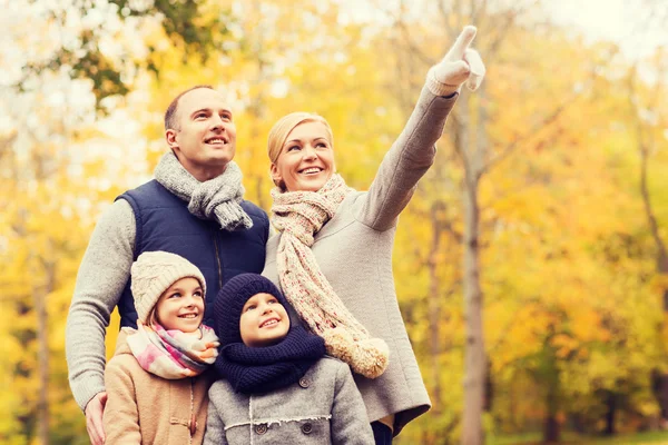 Glückliche Familie im Herbstpark — Stockfoto