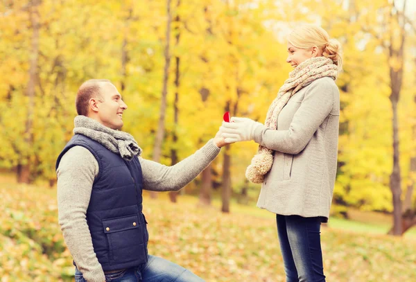 Lächelndes Paar mit Verlobungsring in Geschenkbox — Stockfoto