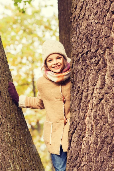 在公园里微笑小女孩秋天 — 图库照片