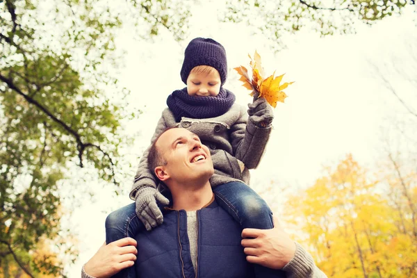Щаслива сім'я розважається в осінньому парку — стокове фото