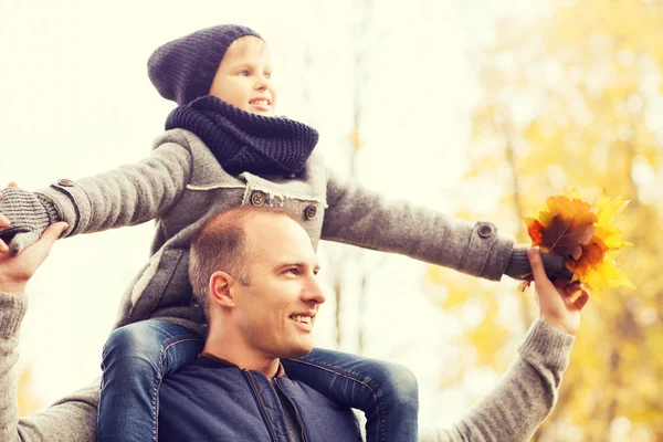 Gelukkig gezin hebben plezier in de herfst park — Stockfoto