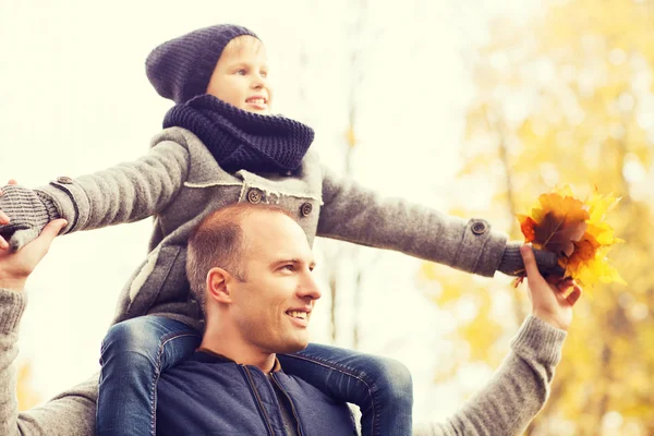 Família feliz se divertindo no parque de outono — Fotografia de Stock