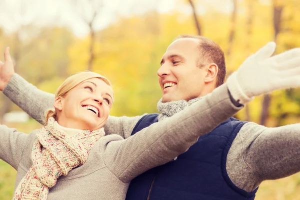 Casal sorridente no parque de outono — Fotografia de Stock