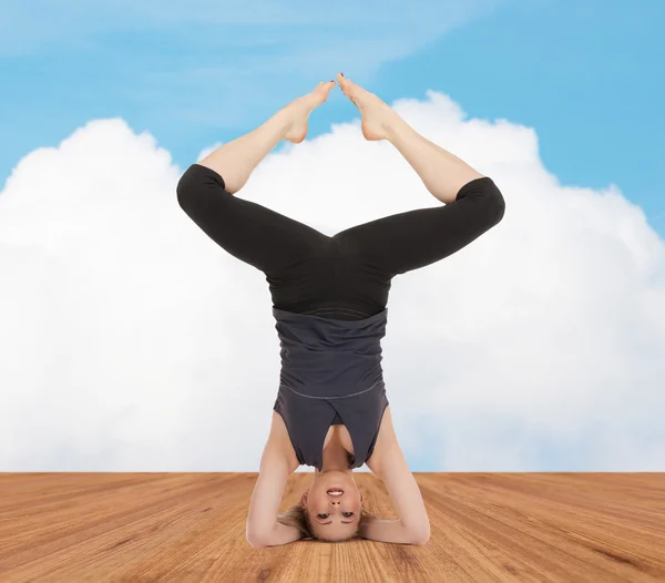 Glückliche junge Frau macht Yoga-Übungen — Stockfoto