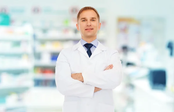 Uśmiechnięty mężczyzna farmaceuty w biały płaszcz w drogerii — Zdjęcie stockowe