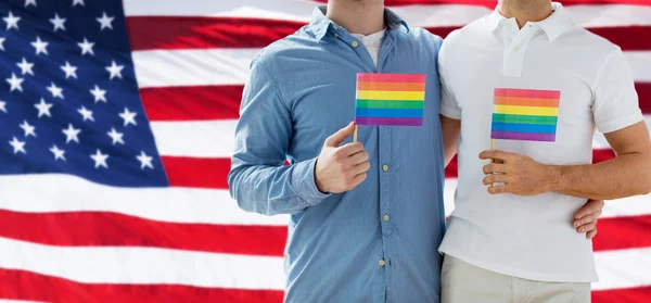 Nahaufnahme eines homosexuellen Paares mit Regenbogenfahnen — Stockfoto