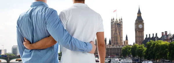 Κοντινό πλάνο ανδρικό γκέι ζευγάρι αγκαλιάζει πάνω από το Μπιγκ Μπεν — Φωτογραφία Αρχείου