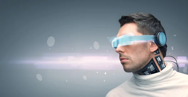 Uomo con occhiali e sensori futuristici — Foto Stock