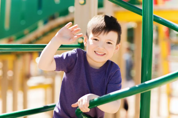 Fröhlicher kleiner Junge klettert auf Kinderspielplatz — Stockfoto