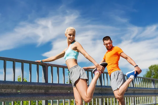 Couple souriant s'étirant à l'extérieur — Photo