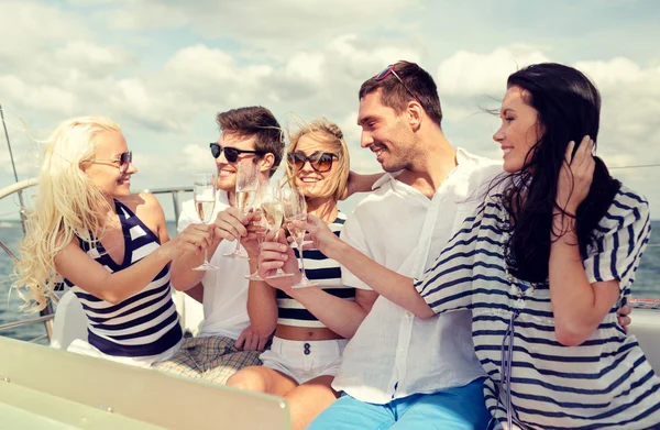 Amigos sonrientes con copas de champán en el yate — Foto de Stock