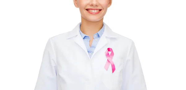 Kvinnlig läkare med bröstcancer medvetenhet band — Stockfoto
