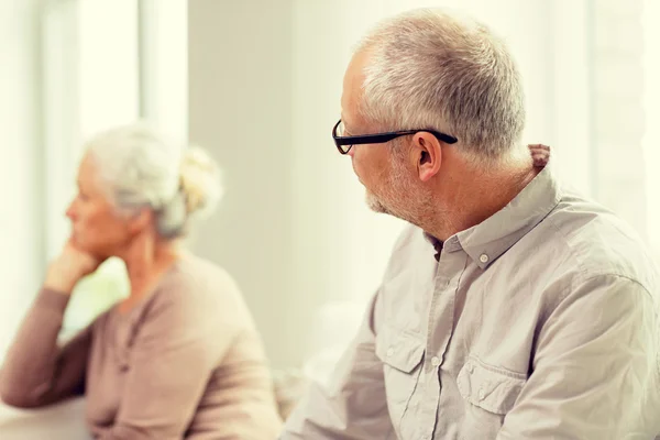 Senioren paar zitten op de bank thuis — Stockfoto