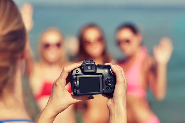 Närbild på leende kvinnor fotografering på stranden — Stockfoto