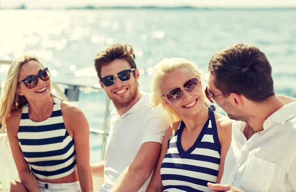 Lächelnde Freunde an Deck der Jacht — Stockfoto