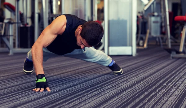 Man one arm push-ups in gym — Stock Photo, Image