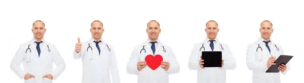 Médicos com coração vermelho, tablet pc e área de transferência — Fotografia de Stock