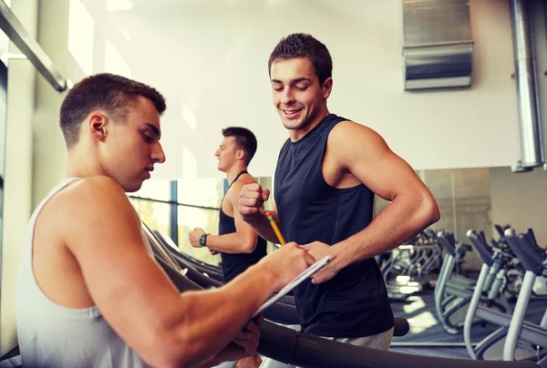 Hommes faisant de l'exercice sur tapis roulant dans la salle de gym — Photo