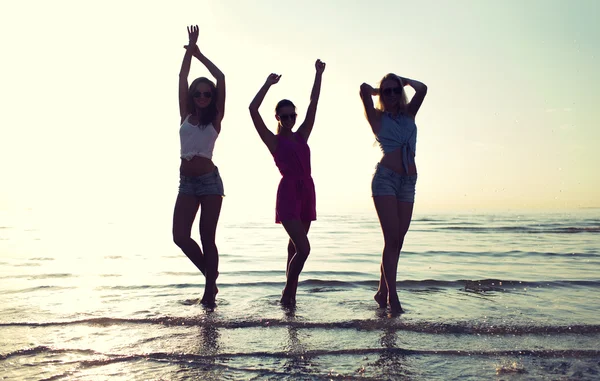 Felices amigas bailando en la playa — Foto de Stock